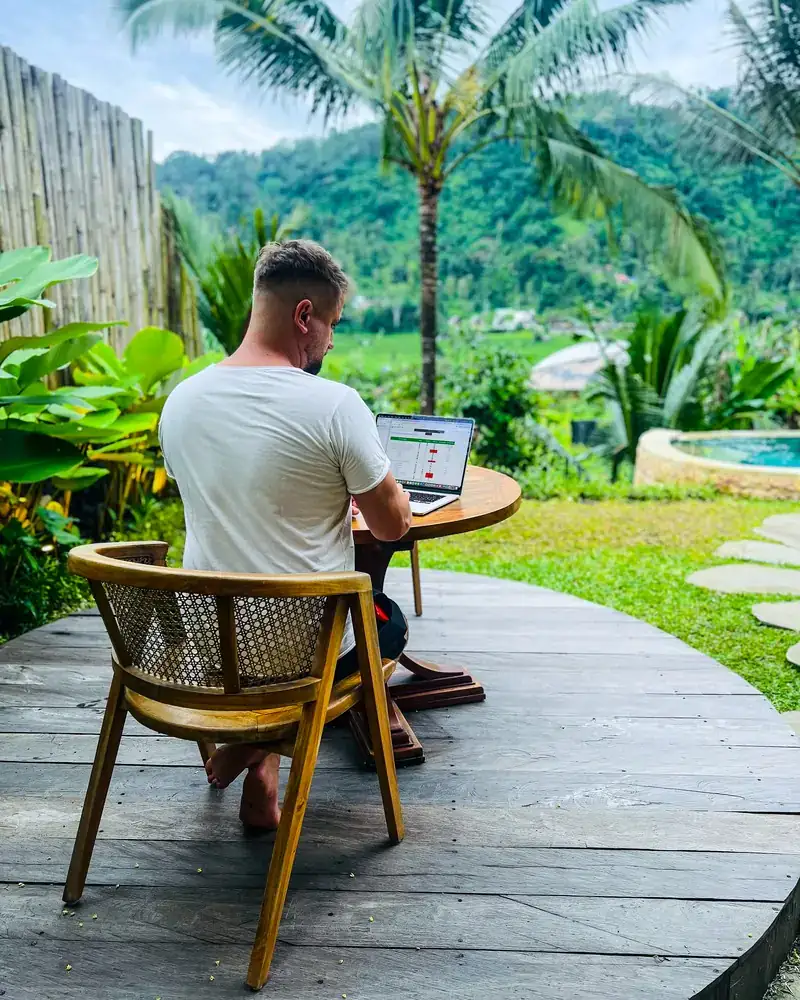 Michal Dedinský pri práci v jungle