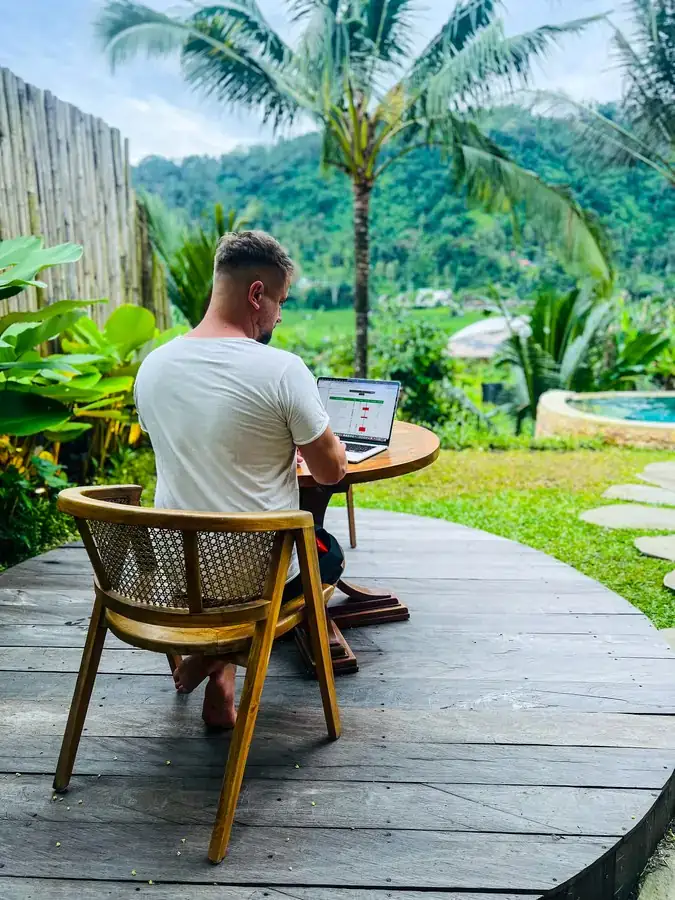 Pri laptope v jungle (Bali)